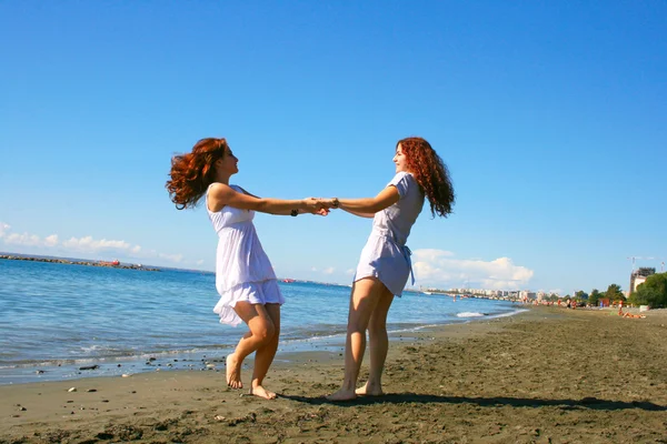 Mujeres en la playa — Foto de Stock