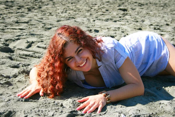 沙滩上的女人 — 图库照片