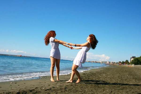 Donne sulla spiaggia — Foto Stock