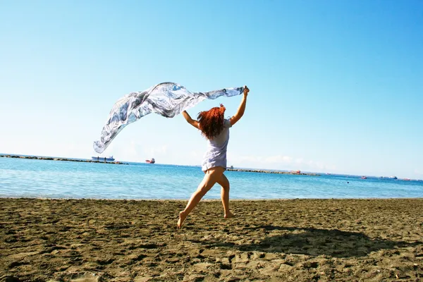 Kobieta na plaży — Zdjęcie stockowe