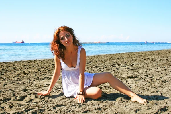 Mujer en la playa —  Fotos de Stock