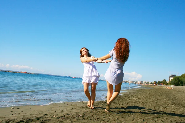 ビーチで女性 — ストック写真