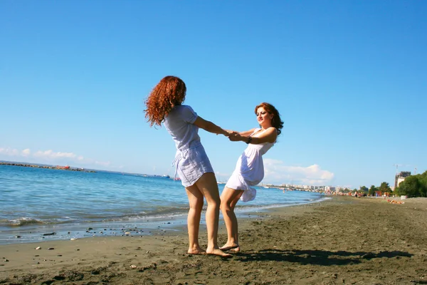 Donne sulla spiaggia — Foto Stock