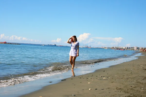 Mulher na praia — Fotografia de Stock