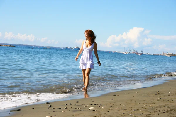 Vrouw op het strand — Stockfoto