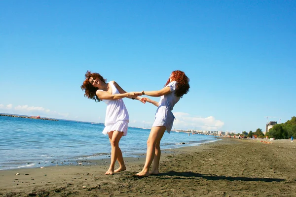 Donne sulla spiaggia — Foto Stock