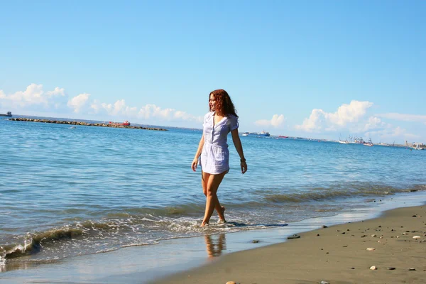 Mulher na praia — Fotografia de Stock