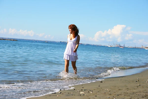 Vrouw op het strand — Stockfoto