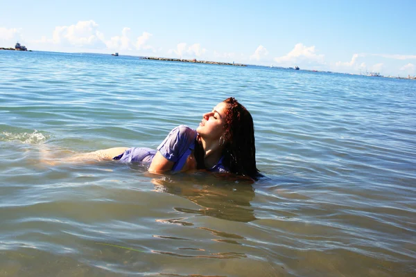 Frau im Meer — Stockfoto