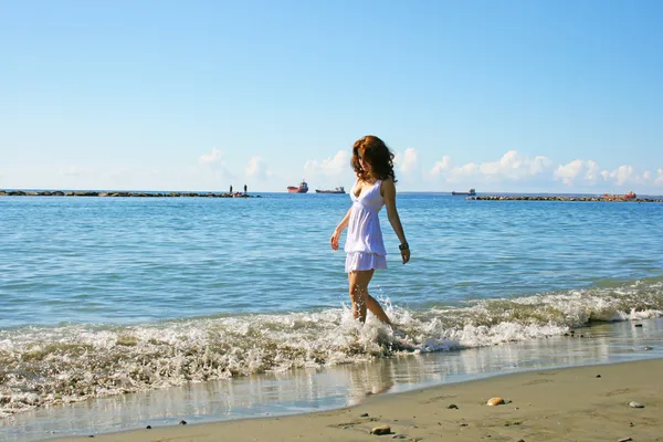 Mulher na praia — Fotografia de Stock