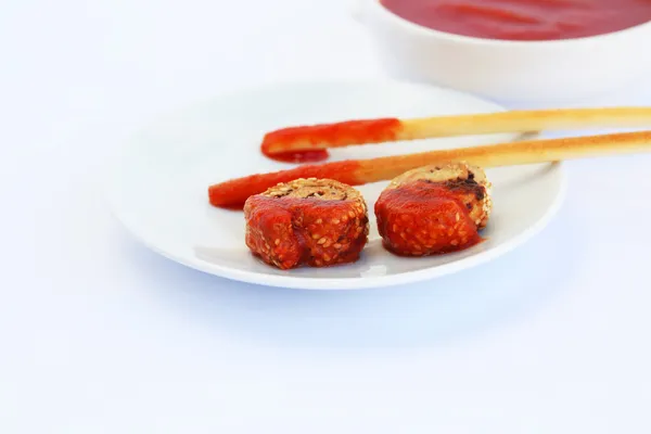 Zwieback mit Sesam, Stockbrot und Soße — Stockfoto