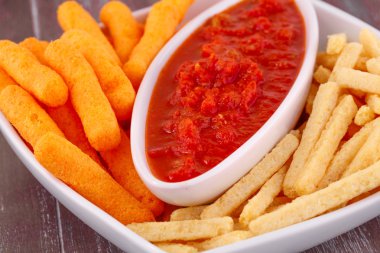 patates, mısır cipsi ve kırmızı sos