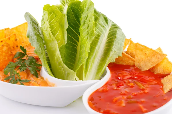 Nachos, formaggio e salsa rossa, verdure — Foto Stock