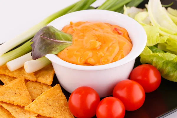 Nachos, salsa di formaggio, verdure — Foto Stock