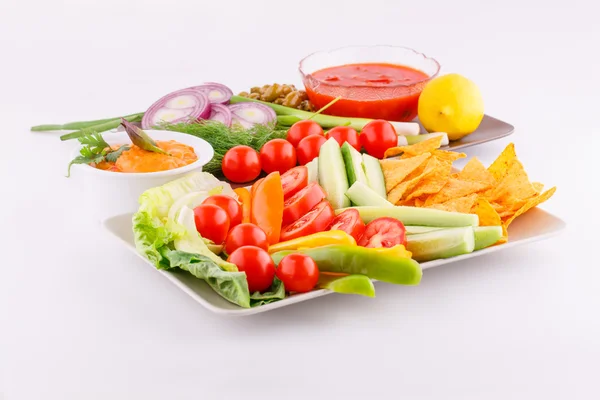 Groenten, olijven, nachos, rood en kaas saus — Stockfoto