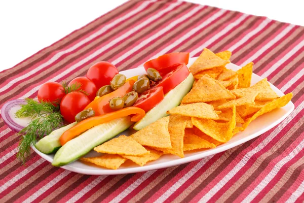 Zelenina, olivy, nachos v desce — Stock fotografie