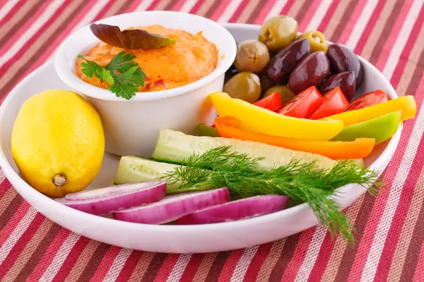Овочі та сирний соус на тарілці — стокове фото
