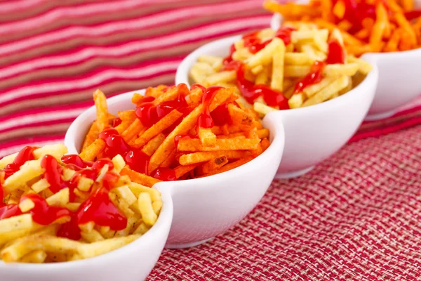 Potato chips met ketchup — Stockfoto