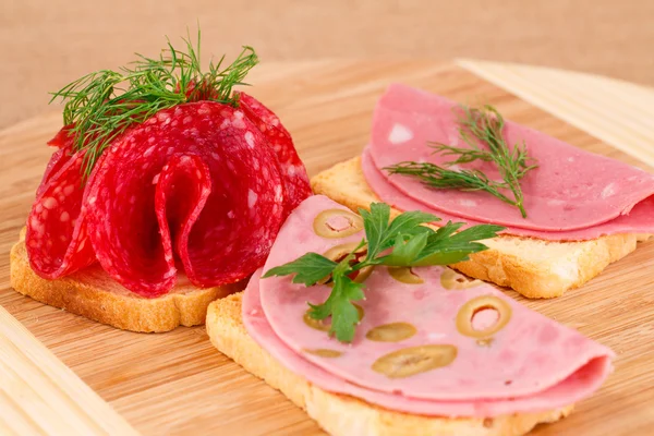 Sanduíches com salame e mortadela — Fotografia de Stock