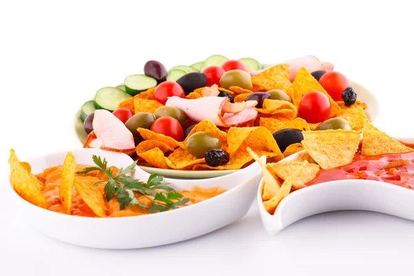 Nachos, sýr a červená omáčka, zelenina — Stock fotografie