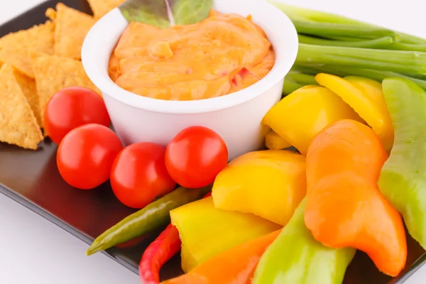 Nachos, Käsesauce, Gemüse — Stockfoto