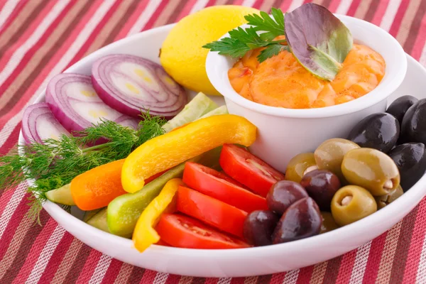 Grönsaker, oliver, citron och ost sås — Stockfoto