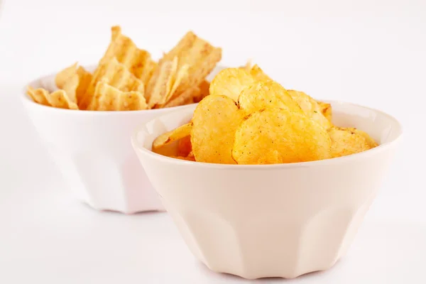 Kartoffel- und Weizenchips in Schalen — Stockfoto