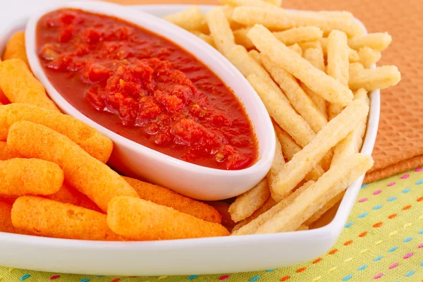 Patatas, chips de maíz y salsa roja — Foto de Stock