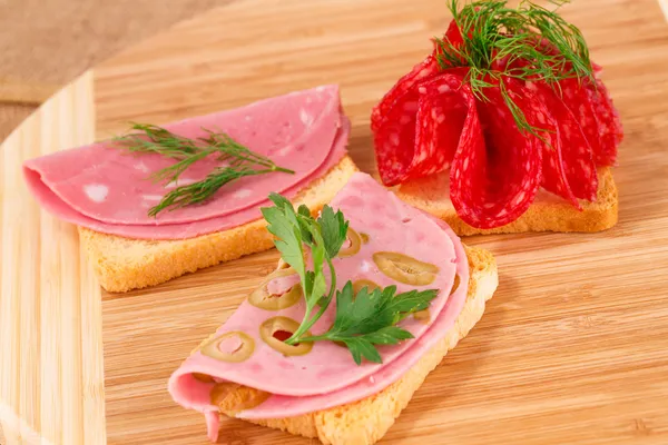 Sanduíches com salame, bacon e mortadela — Fotografia de Stock