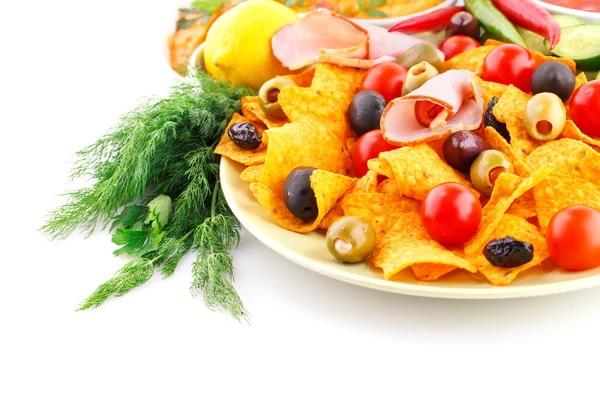 Nachos, olivy, vepřové panenky a zelenina — Stock fotografie