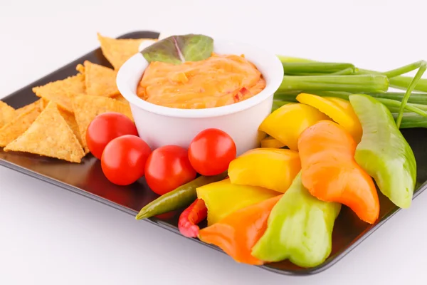 Nachos, salsa de queso, verduras — Foto de Stock