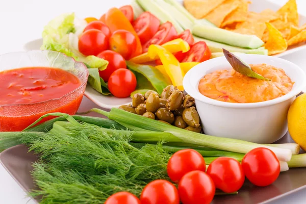 Grönsaker, oliver, nachos, rött och ost sause — Stockfoto