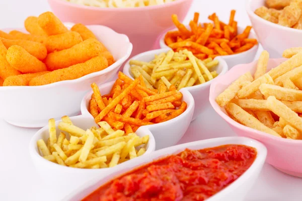 Patata, maíz y papas fritas de trigo en tazones — Foto de Stock