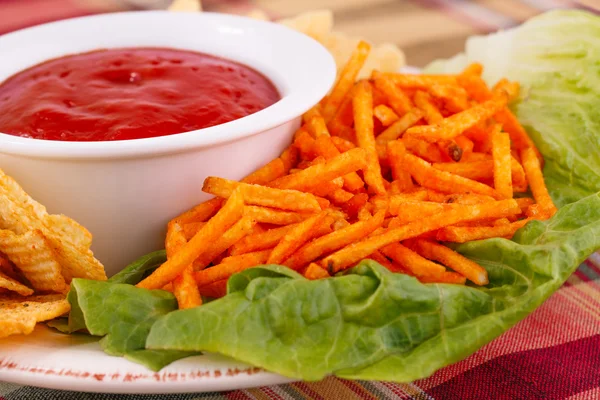 Patatas fritas y salsa roja — Foto de Stock