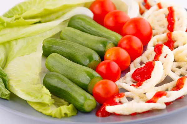 Potatischips och grönsaker — Stockfoto