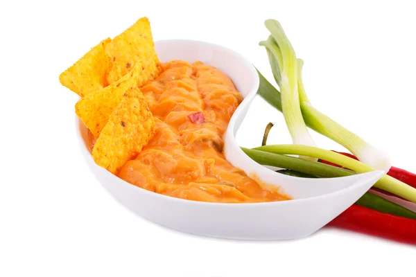 Nachos, salsa de queso, verduras — Foto de Stock