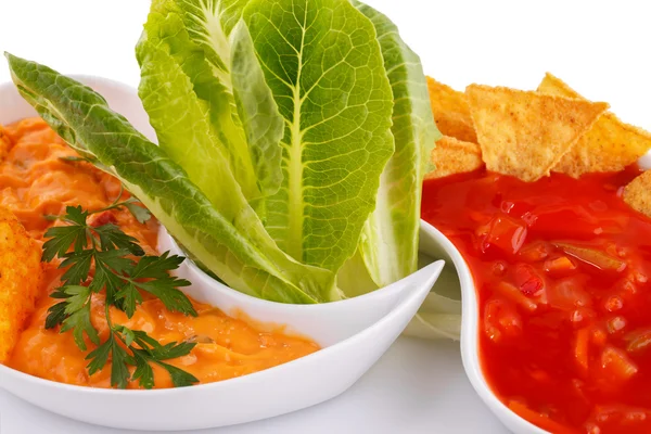 Nachos, ser i czerwony sos, warzywa — Zdjęcie stockowe