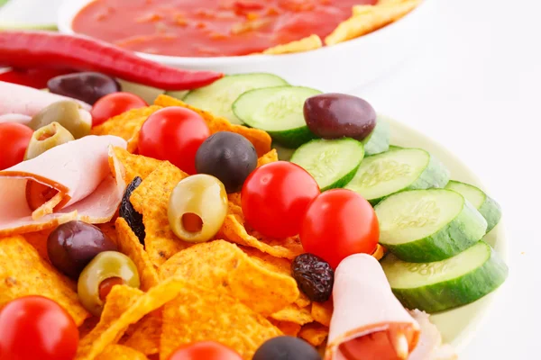 Nachos, olivy, vepřové panenky a zelenina — Stock fotografie