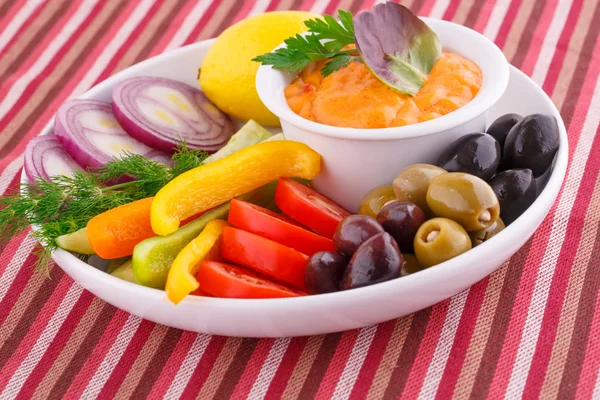 Verduras, aceitunas, limón y salsa de queso — Foto de Stock
