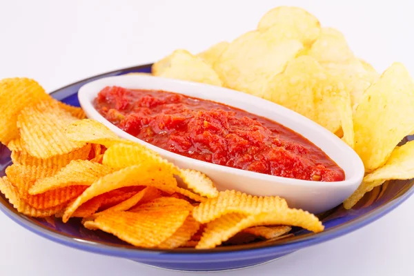 Kartoffelchips und rote Sauce — Stockfoto