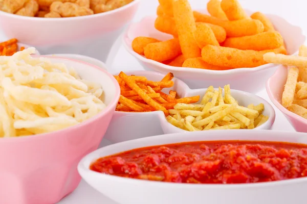 Patata, maíz y papas fritas de trigo en tazones — Foto de Stock