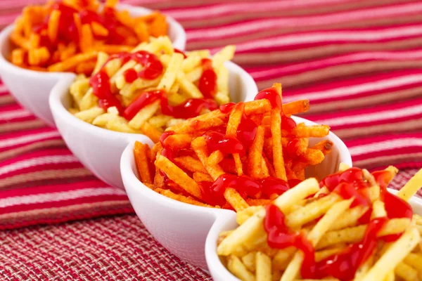 Kartoffelchips mit Ketchup — Stockfoto