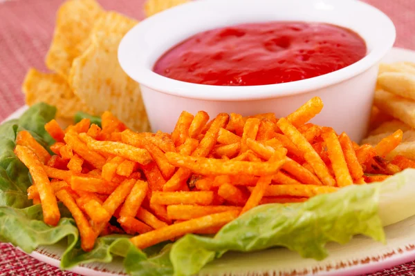 Patatas fritas y salsa roja — Foto de Stock