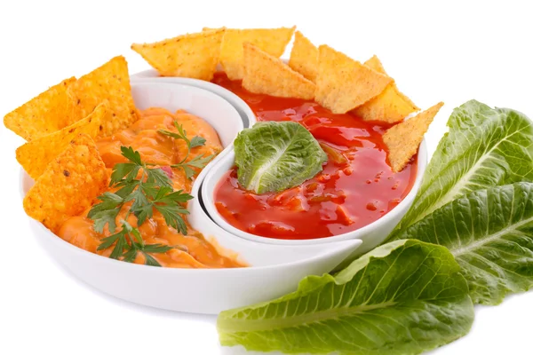 Nachos, ost och röd sås, grönsaker — Stockfoto