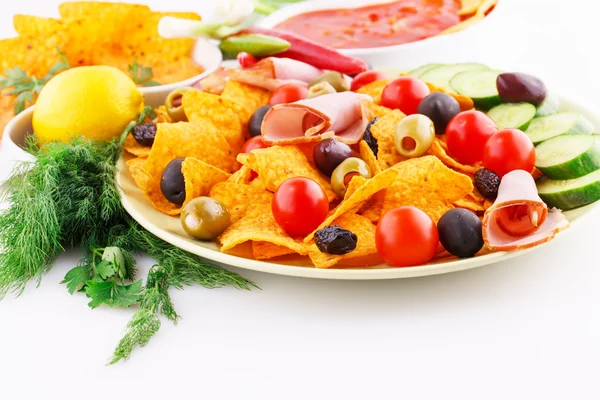 Nachos, oliver, fläskkarré och grönsaker — Stockfoto
