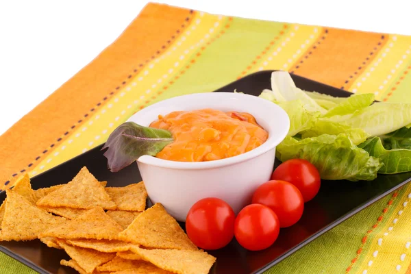 Nachos, Käsesauce, Gemüse — Stockfoto