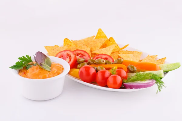Warzywa, oliwki, nachos, czerwony i ser sause — Zdjęcie stockowe