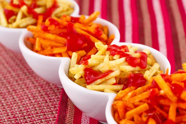 Kartoffelchips mit Ketchup — Stockfoto