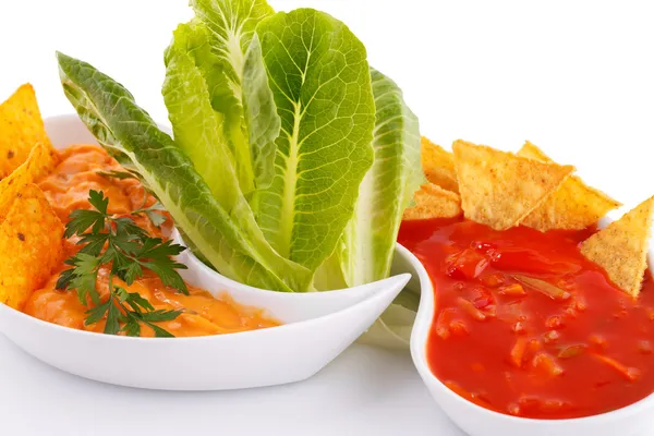 Nachos, formaggio e salsa rossa, verdure — Foto Stock