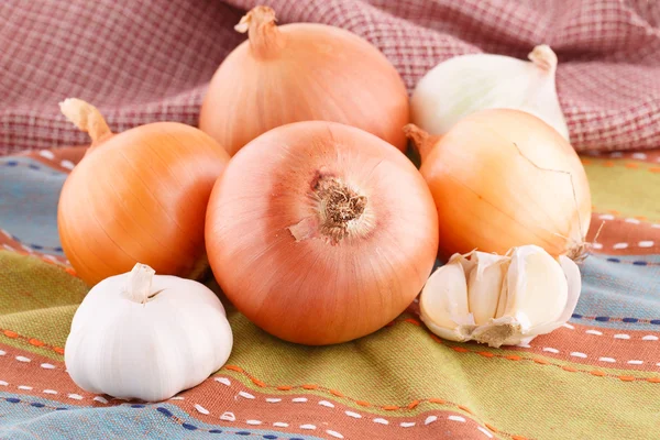 Zwiebeln und Knoblauch — Stockfoto